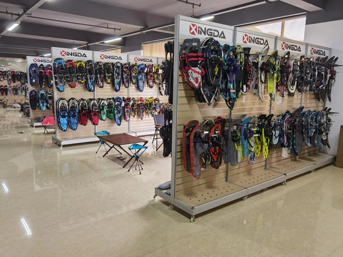 △兴达旅游用品有限公司展厅内展示的部分体育相关产品。