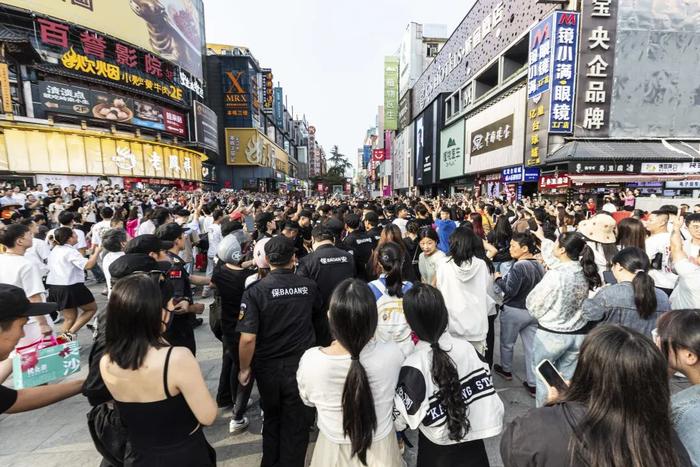 中国首家夹克旗舰店坐落于长沙市黄兴路步行街