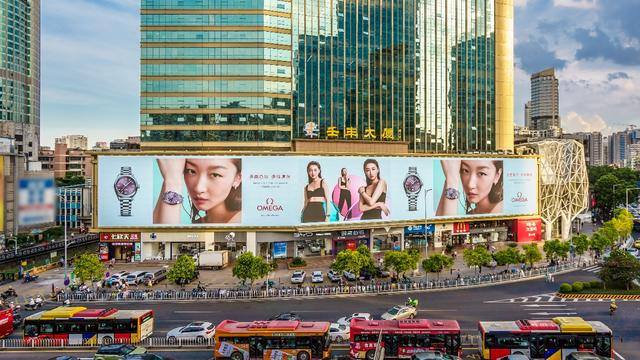 （图/ 兆讯传媒广州天河路商圈地标大屏）