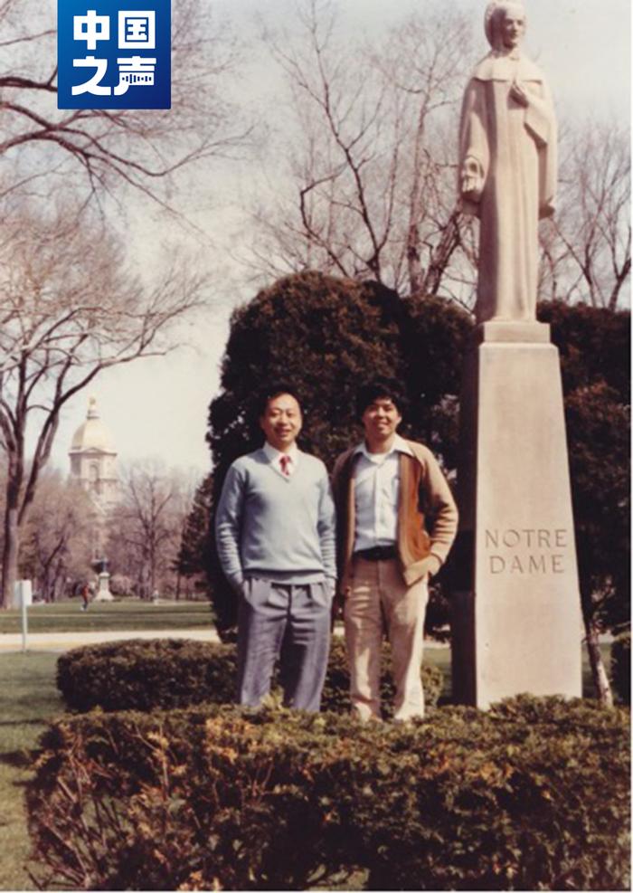 △1980年，王仁华（左一）在美国诺特丹大学留学留影。