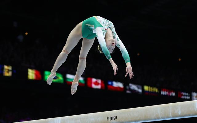 中国选手周雅琴夺得体操世锦赛女子平衡木亚军。  图/新华社