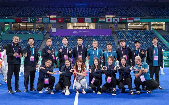 高子涵（第一排左二）和团队工作人员的合影。 受访者供图