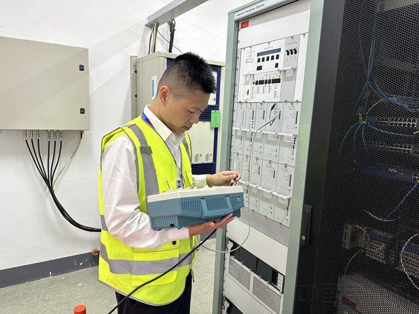 周彦正在检测杭州机场24号测距仪发射机信号波形