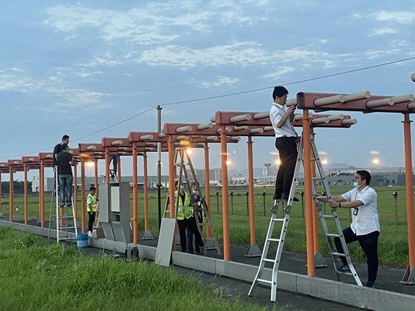 周彦和同事一起，正在检修杭州机场06号航向信标天线阵（本文图片均由杭州机场提供）