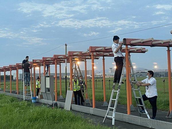 周彦和同事一起,正在检修杭州机场06号航向信标天线阵(本文图片均由杭州机场提供)