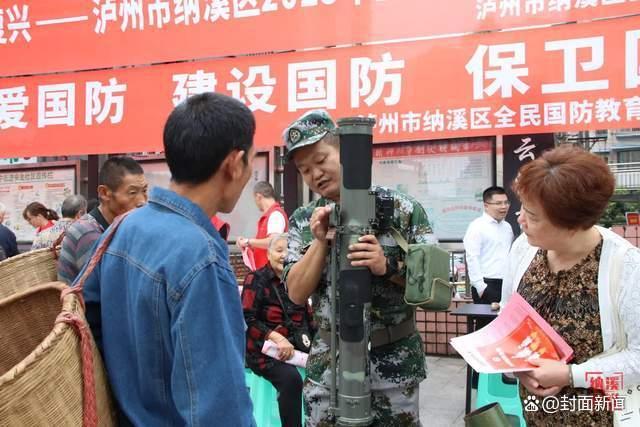 纳溪区开展全民国防<a href='/jiaoyu/'>教育</a>集中宣传活动现场。 陈雨 摄