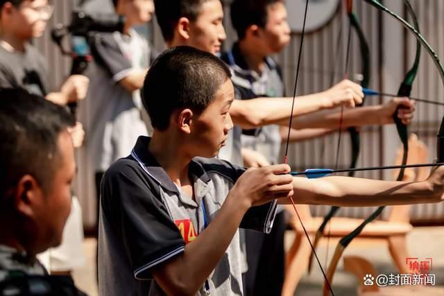 学生在川南国防<a href='/jiaoyu/'>教育</a>实训基地参与射箭体验。 龙婧 摄