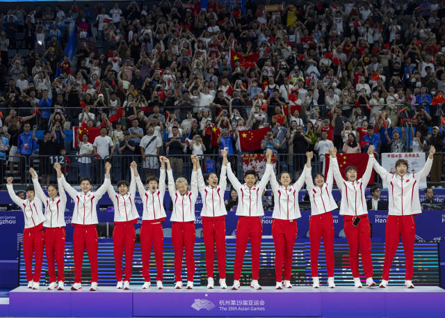 10月5日，中国女篮卫冕亚运会女篮冠军。图源：新华社