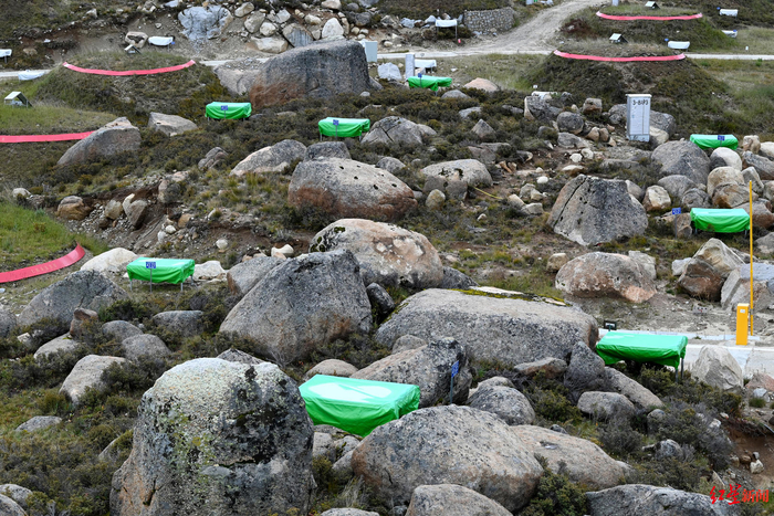 ▲在乱石堆中安装的电磁粒子探测器阵列