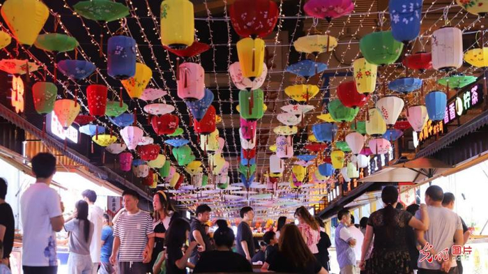 2023年10月4日，游人在浙江省台州市路桥区路北街道一家夜集享受美食。（蒋友亲摄/光明图片）