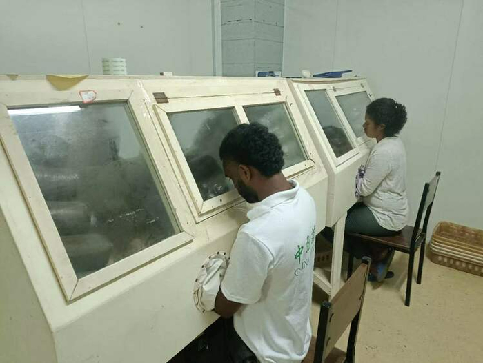 △萨缪拉（左）