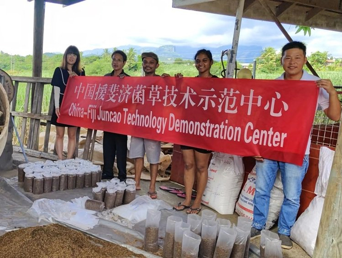 △阿什尼尔·昌德（左三）