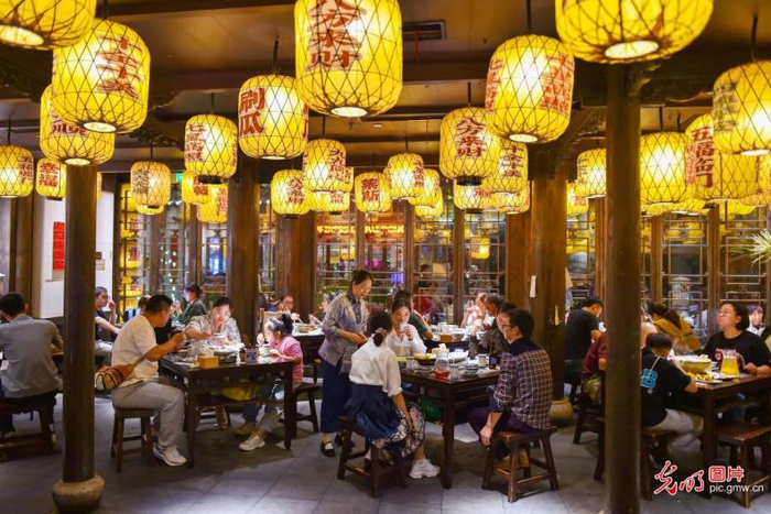 2023年10月4日，游客在南京市老门东景区一家餐厅品尝金陵风味美食。（方东旭摄/光明图片）