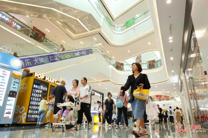 2023年10月1日，在位于重庆市沙坪坝区土主街道的融创茂，前来购物的顾客络绎不绝。（孙凯芳摄/光明图片）