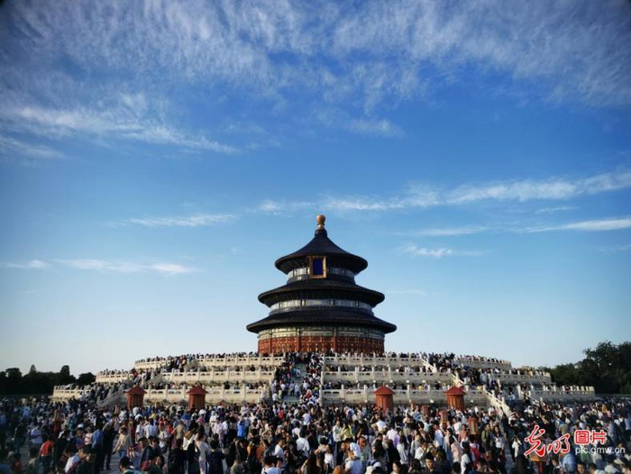 2023年10月1日，北京，天坛公园游人如织。（王福建摄/光明图片）