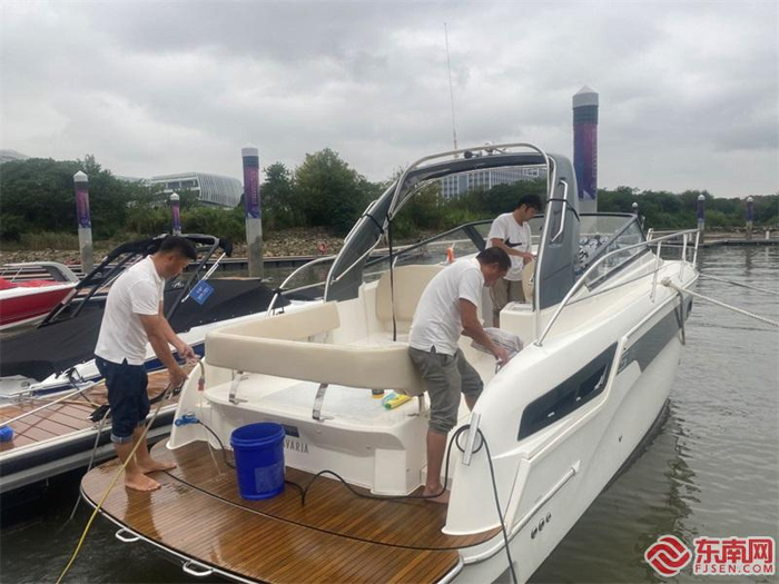 工作人员在清洗游艇。东南网记者 卢金福 摄