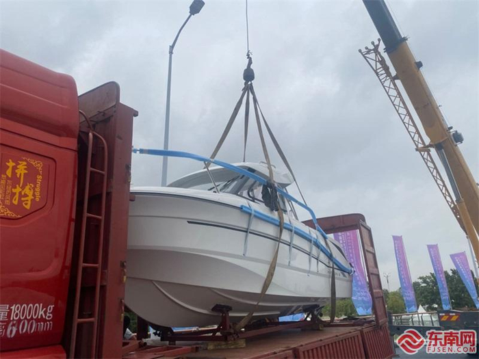 游艇从运输车上卸下。东南网记者 卢金福 摄