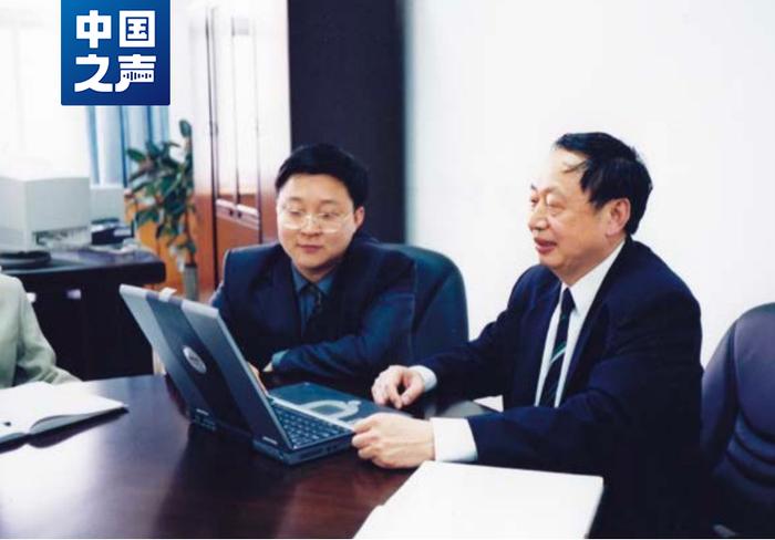 △2006年10月10日，王仁华与刘庆峰在讯飞办公室工作。