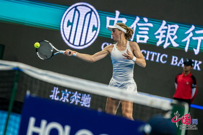 10月8日晚，斯瓦泰克战胜萨姆索诺娃，首次夺得中网女单冠军。图为萨姆索诺娃在比赛中。中国网记者 郑亮摄