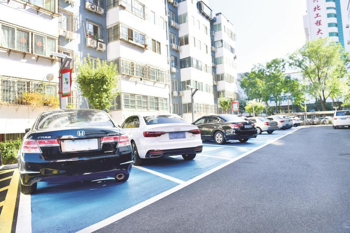 军苑小区重新规划了停车位，色彩亮丽、整洁美观。 邯郸新闻传媒中心记者 赵建锋 摄