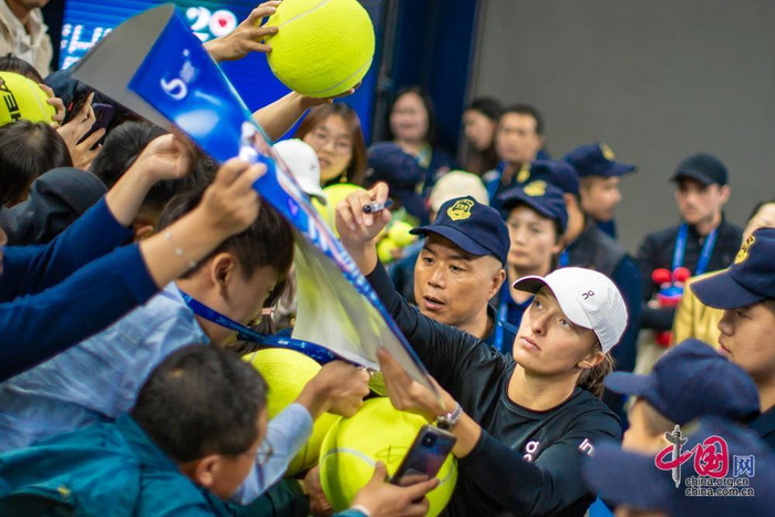 10月8日晚，斯瓦泰克战胜萨姆索诺娃，首次夺得中网女单冠军。图为斯瓦泰克赛后为球迷签名。中国网记者 郑亮摄