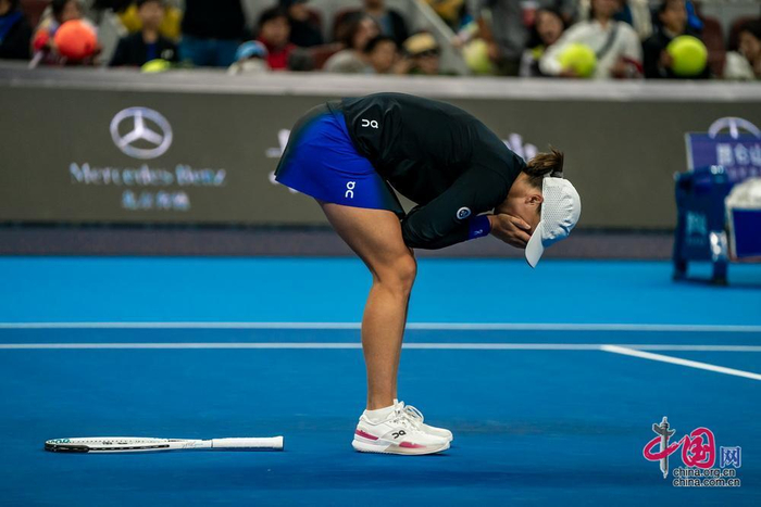 10月8日晚，斯瓦泰克战胜萨姆索诺娃，首次夺得中网女单冠军。图为斯瓦泰克赢得比赛后掩面庆祝。中国网记者 郑亮摄