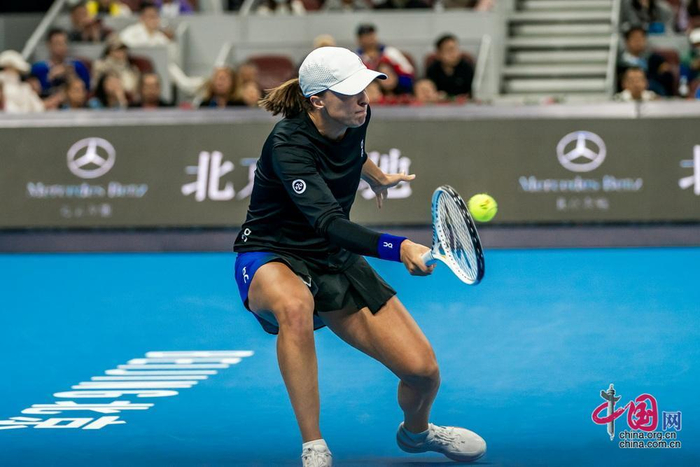 10月8日晚，斯瓦泰克战胜萨姆索诺娃，首次夺得中网女单冠军。图为斯瓦泰克在比赛中。中国网记者 郑亮摄