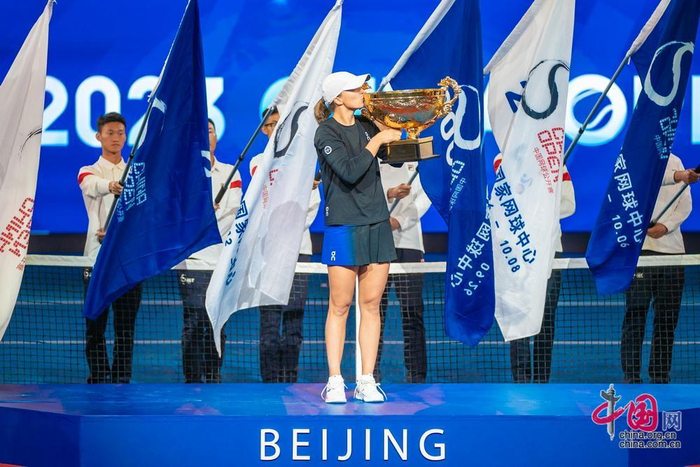 10月8日晚，斯瓦泰克战胜萨姆索诺娃，首次夺得中网女单冠军。中国网记者 郑亮摄