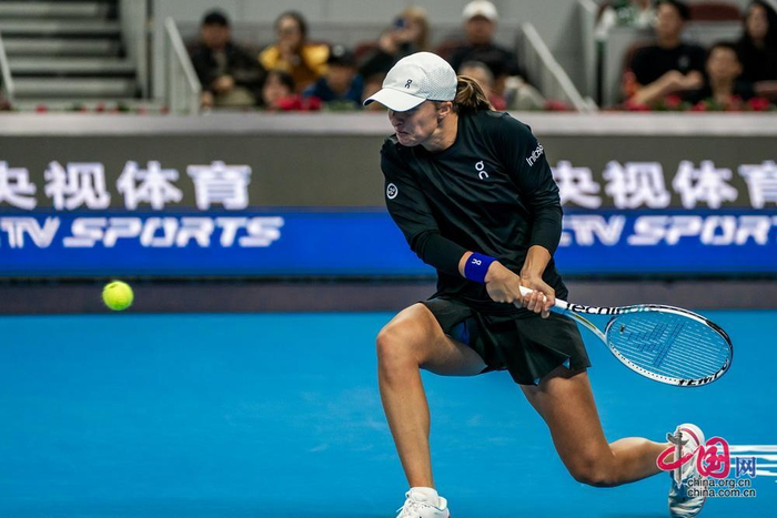 10月8日晚，斯瓦泰克战胜萨姆索诺娃，首次夺得中网女单冠军。图为斯瓦泰克在比赛中。中国网记者 郑亮摄