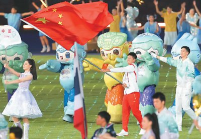 10月8日，中国体育代表团旗手谢震业（中）在闭幕式上入场。新华社记者 单宇琦摄