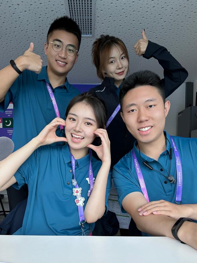 高子涵（第一排左一）和搭档们，她是团队里的“开心果”。 受访者供图