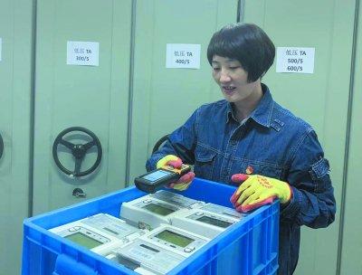 王峥在计量资产库房进行资产盘点。