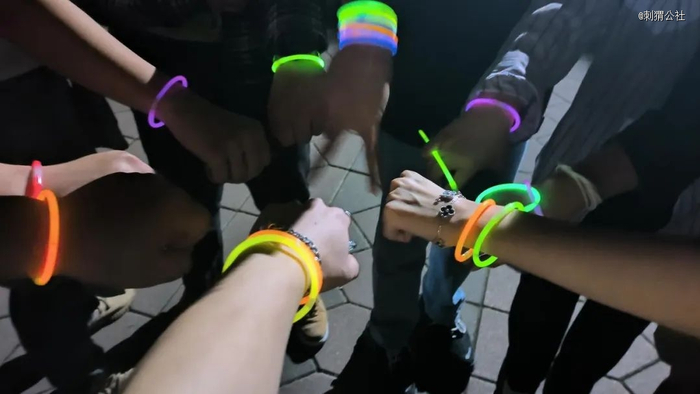 成人版躲猫猫需要在游戏时佩戴荧光手环