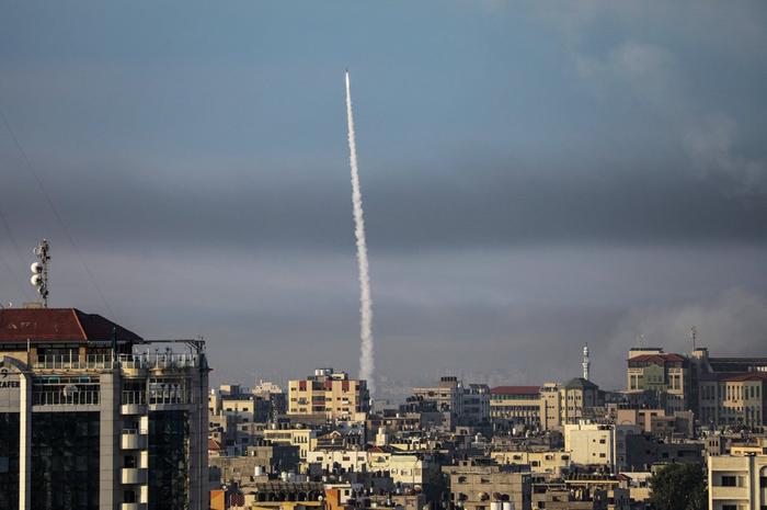 当地时间10月7日，加沙城，火箭弹射向以色列