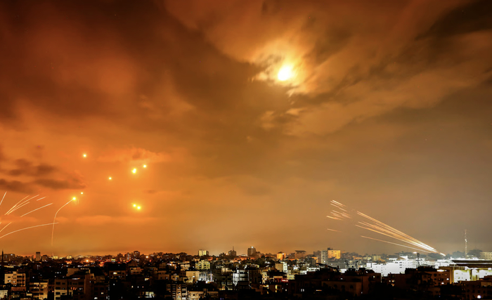 检测到火箭弹袭击，以色列的“铁穹”防空导弹进行拦截。（图源：社交媒体）