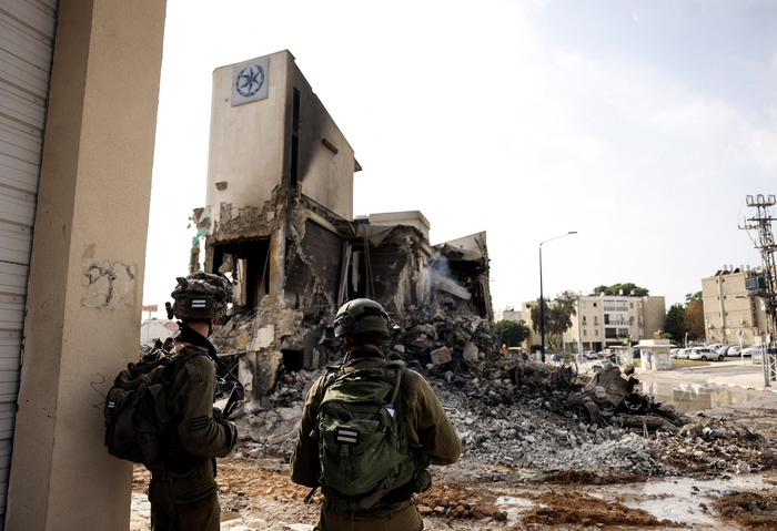 以色列士兵在以色列南部城市的废墟中。（图源：社交媒体）