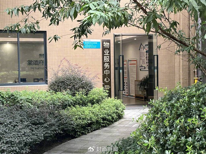 10月7日，邓先生在物业服务中心与物业工作人员发生纠纷。杜卓滨 摄