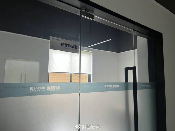 10月9日下午3点，物业办公室空无一人。杜卓滨 摄