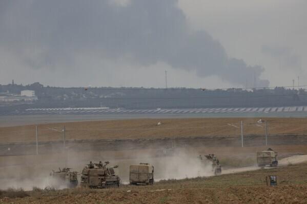 以色列自行火炮与军车接近加沙地带 图源：外媒