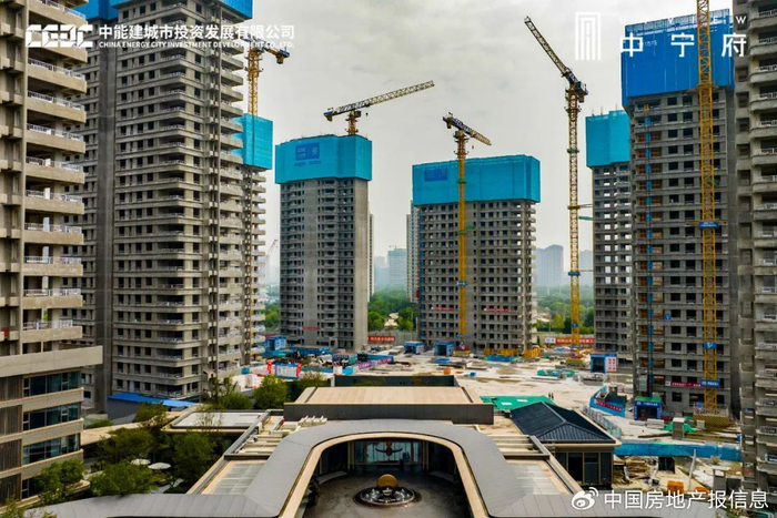此外，能建城发·中宁府还配置地源热泵系统、全置换式新风系统、多重过滤净水系统等，为业主全方位定制智慧、健康、绿色生活。