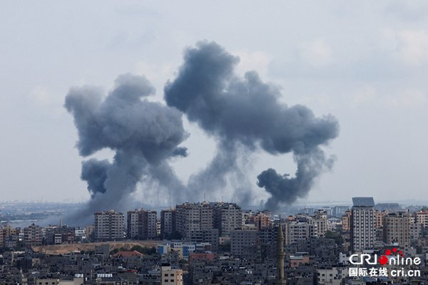 当地时间10月10日，加沙地带，巴以冲突持续，当地遭以色列袭击，城市上空浓烟滚滚。图片来源：东方IC