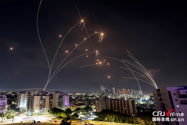 当地时间10月8日，以色列南部阿什凯伦，“铁穹”反导弹系统拦截多枚从加沙地带射向以色列的火箭弹。图片来源：东方IC