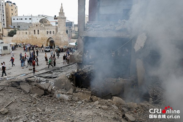 当地时间10月10日，加沙地带南部汗尤尼斯，巴以冲突持续，当地遭以色列袭击，建筑严重受损。图片来源：东方IC