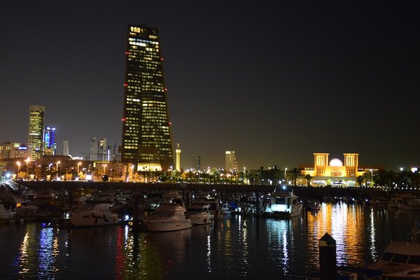 图为科威特中央银行新总部大楼夜景。记者　尹炣　摄