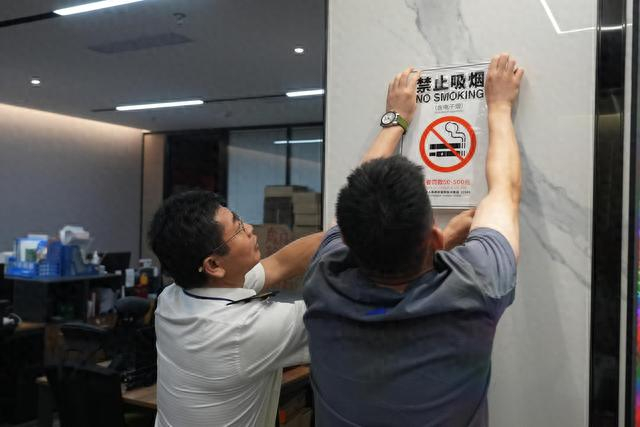 深圳市南山区卫生监督所执法人员将控烟标识张贴在显眼处，以起到提醒作用 深圳市控烟办供图