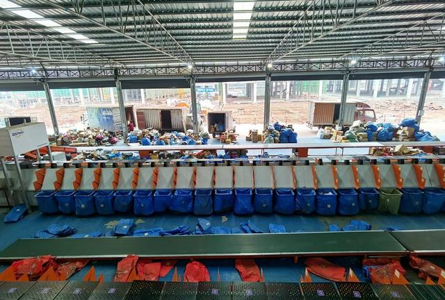 川东北电商快递分拨中心已试运行的生产线 曾业 摄