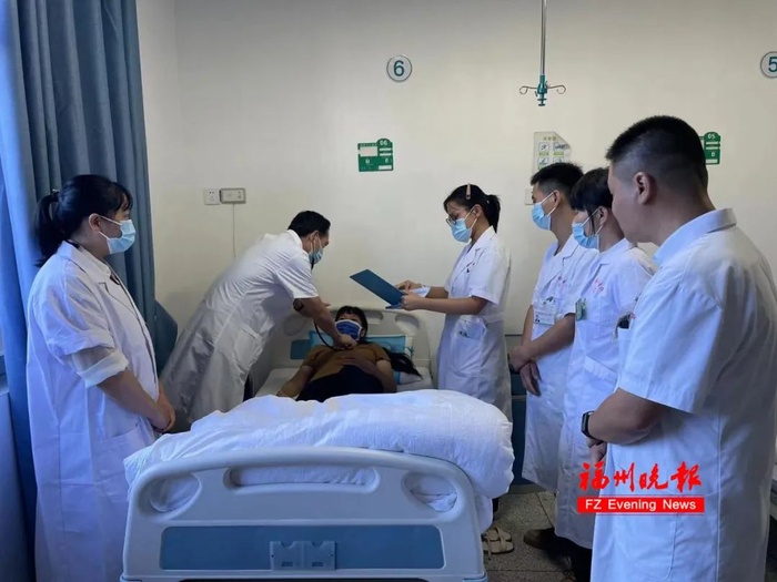 在福清镜洋镇卫生院联合病房，上级医院医生和卫生院医生一同查房。福清镜洋镇卫生院供图