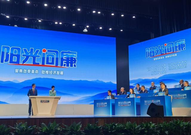 《阳光问廉》节目现场 曾业 摄