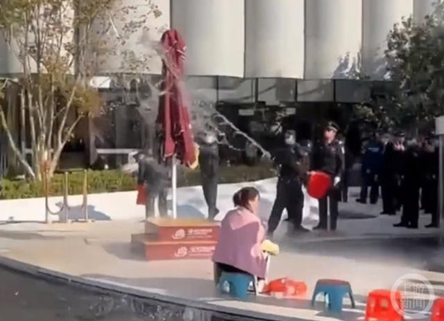 业主疑似遭到楼盘保安泼水。视频截图 