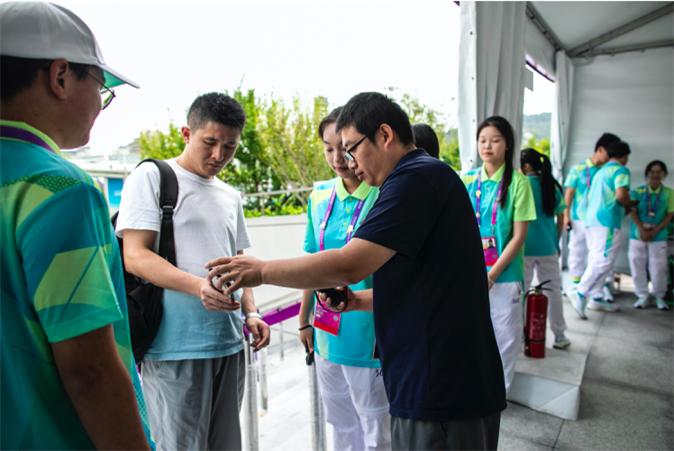 大麦亚运票务团队工作人员现场为观众验票